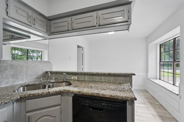 829 Hunters Creek Drive, Desoto, TX 75115