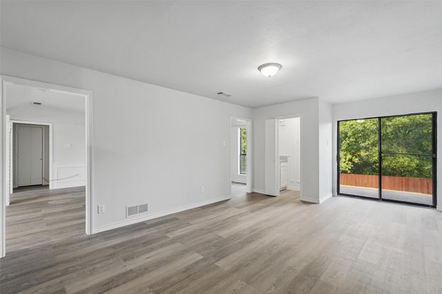 829 Hunters Creek Drive, Desoto, TX 75115