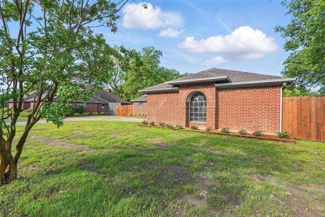 829 Hunters Creek Drive, Desoto, TX 75115
