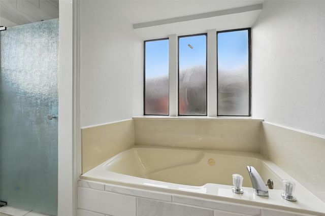 829 Hunters Creek Drive, Desoto, TX 75115