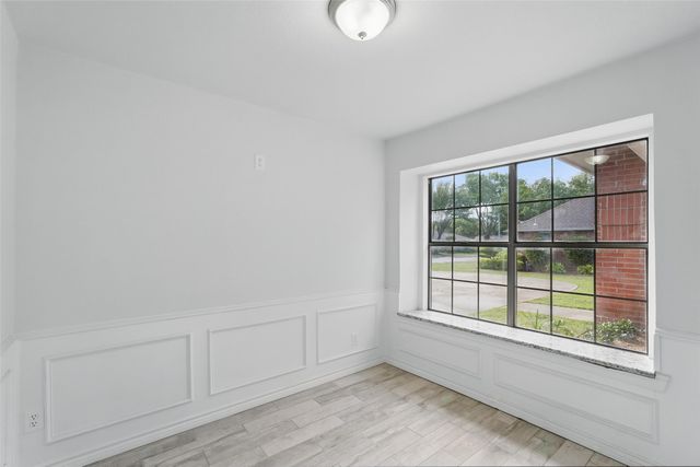 829 Hunters Creek Drive, Desoto, TX 75115