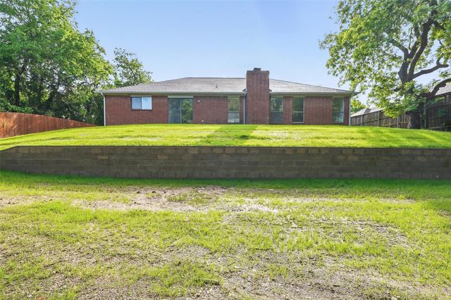 829 Hunters Creek Drive, Desoto, TX 75115