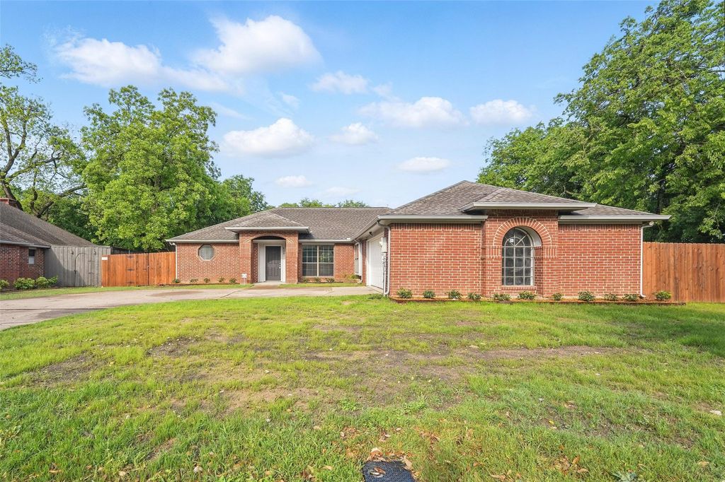 829 Hunters Creek Drive, Desoto, TX 75115