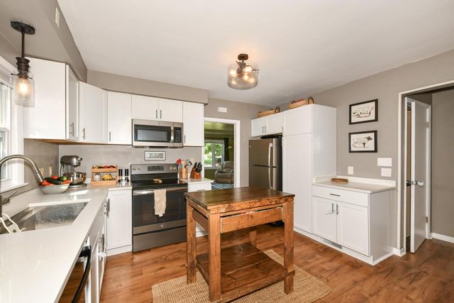 633 N Hine AVENUE, Waukesha, WI 53188