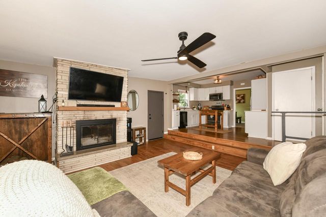 633 N Hine AVENUE, Waukesha, WI 53188