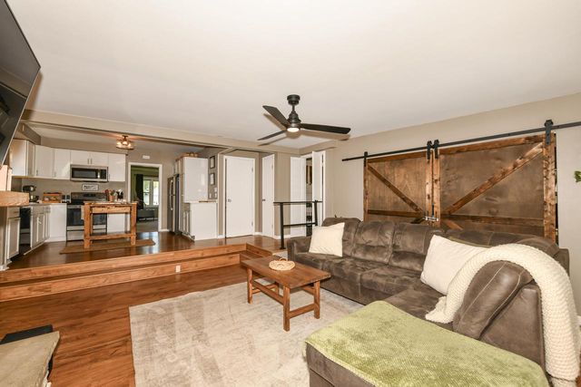 633 N Hine AVENUE, Waukesha, WI 53188