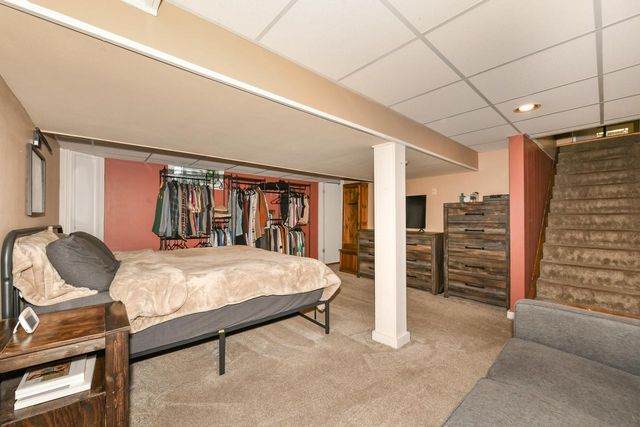 633 N Hine AVENUE, Waukesha, WI 53188