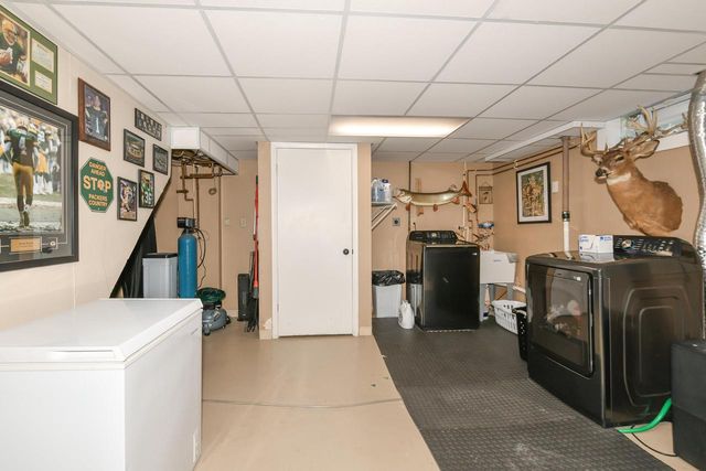 633 N Hine AVENUE, Waukesha, WI 53188