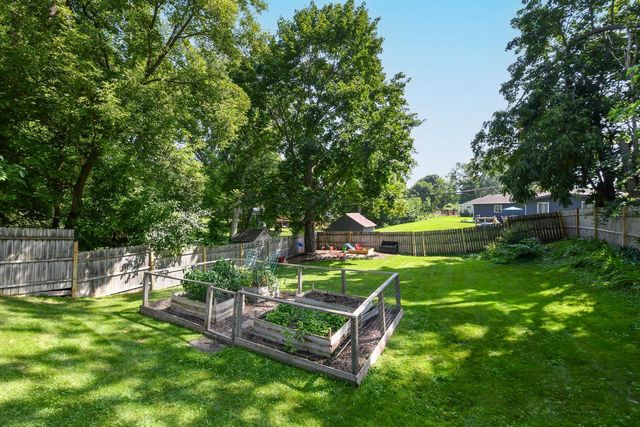 633 N Hine AVENUE, Waukesha, WI 53188
