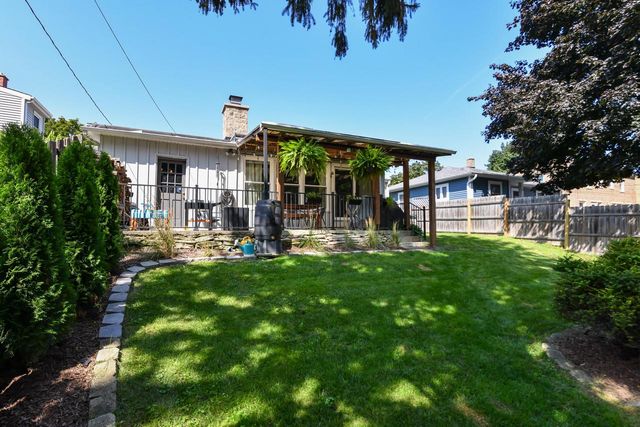 633 N Hine AVENUE, Waukesha, WI 53188