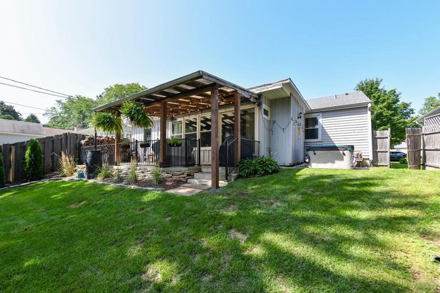 633 N Hine AVENUE, Waukesha, WI 53188