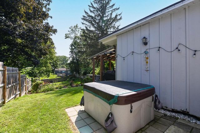 633 N Hine AVENUE, Waukesha, WI 53188