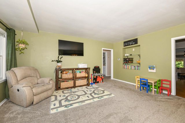 633 N Hine AVENUE, Waukesha, WI 53188