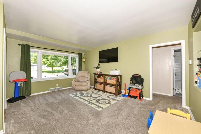 633 N Hine AVENUE, Waukesha, WI 53188
