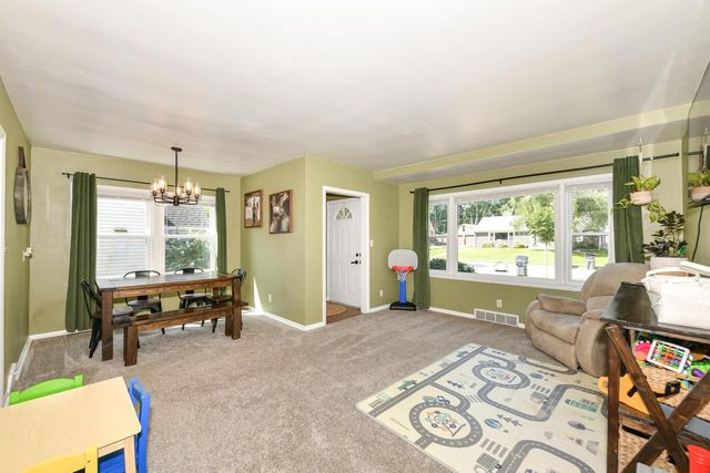 633 N Hine AVENUE, Waukesha, WI 53188