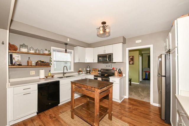 633 N Hine AVENUE, Waukesha, WI 53188