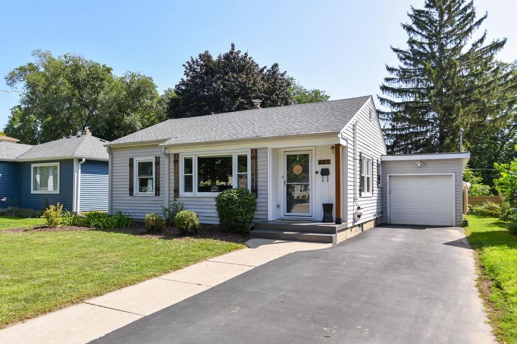 633 N Hine AVENUE, Waukesha, WI 53188