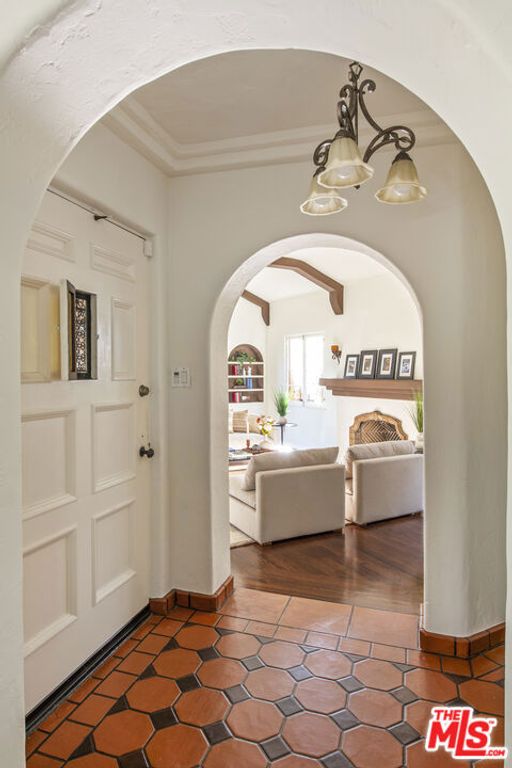 Image 10 of property listing at 6427 Lindenhurst Avenue, Los Angeles, CA 90048