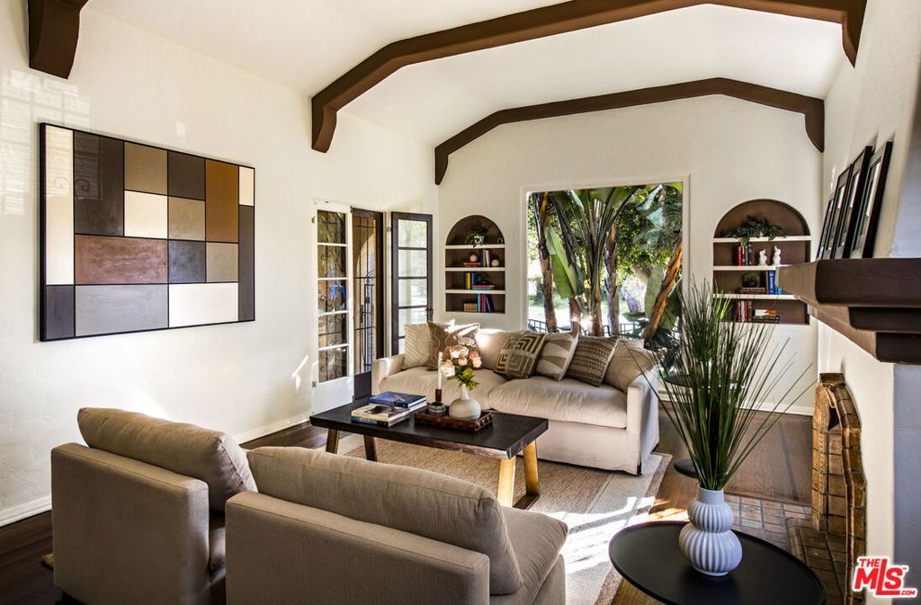 Image 11 of property listing at 6427 Lindenhurst Avenue, Los Angeles, CA 90048