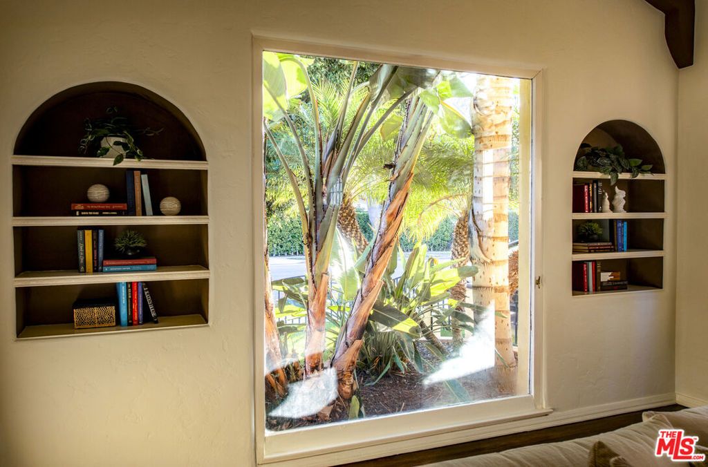 Image 12 of property listing at 6427 Lindenhurst Avenue, Los Angeles, CA 90048