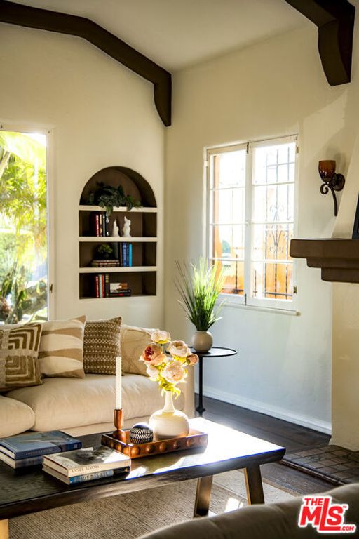 Image 13 of property listing at 6427 Lindenhurst Avenue, Los Angeles, CA 90048