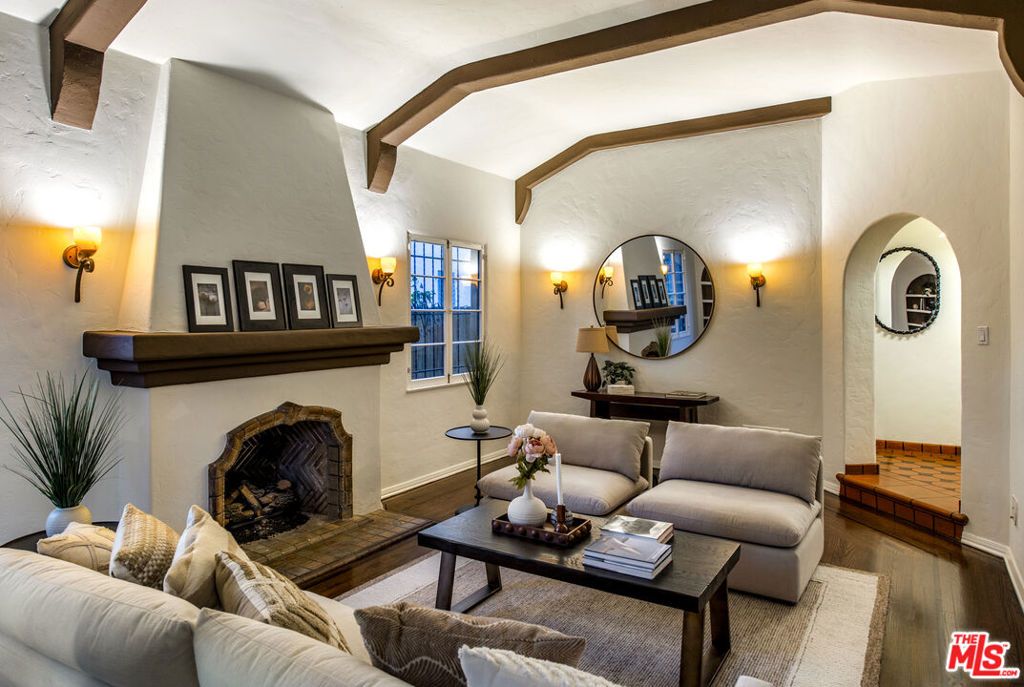 Image 15 of property listing at 6427 Lindenhurst Avenue, Los Angeles, CA 90048