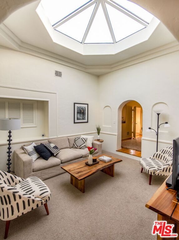 Image 23 of property listing at 6427 Lindenhurst Avenue, Los Angeles, CA 90048