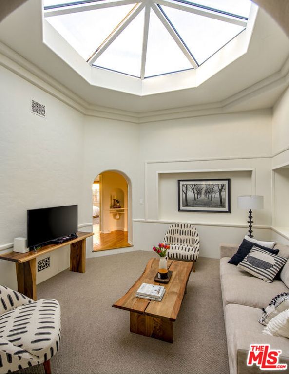 Image 24 of property listing at 6427 Lindenhurst Avenue, Los Angeles, CA 90048