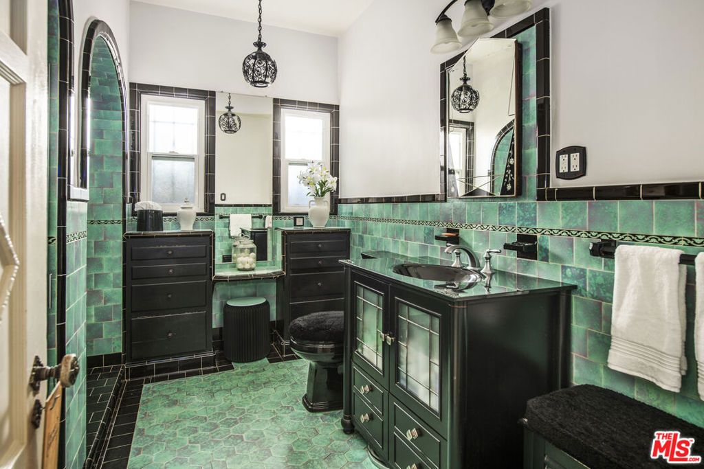 Image 28 of property listing at 6427 Lindenhurst Avenue, Los Angeles, CA 90048