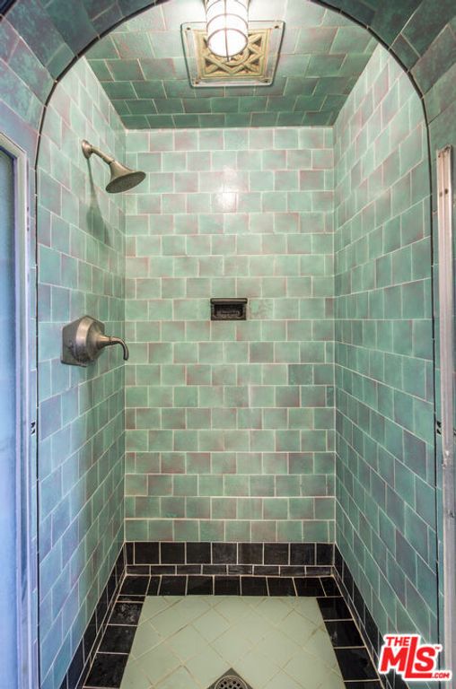 Image 29 of property listing at 6427 Lindenhurst Avenue, Los Angeles, CA 90048