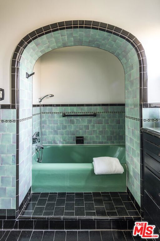 Image 30 of property listing at 6427 Lindenhurst Avenue, Los Angeles, CA 90048