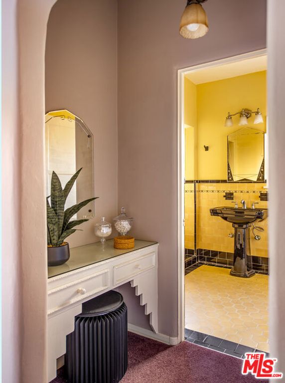 Image 36 of property listing at 6427 Lindenhurst Avenue, Los Angeles, CA 90048