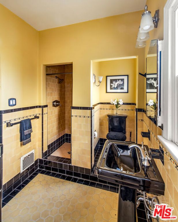 Image 37 of property listing at 6427 Lindenhurst Avenue, Los Angeles, CA 90048