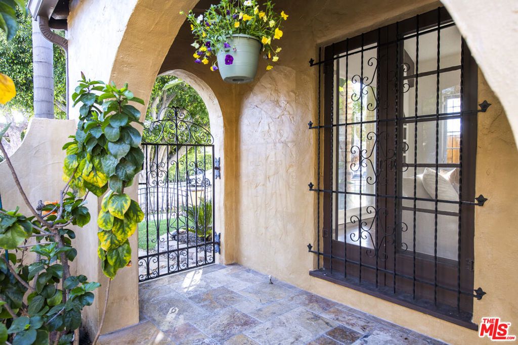 Image 4 of property listing at 6427 Lindenhurst Avenue, Los Angeles, CA 90048