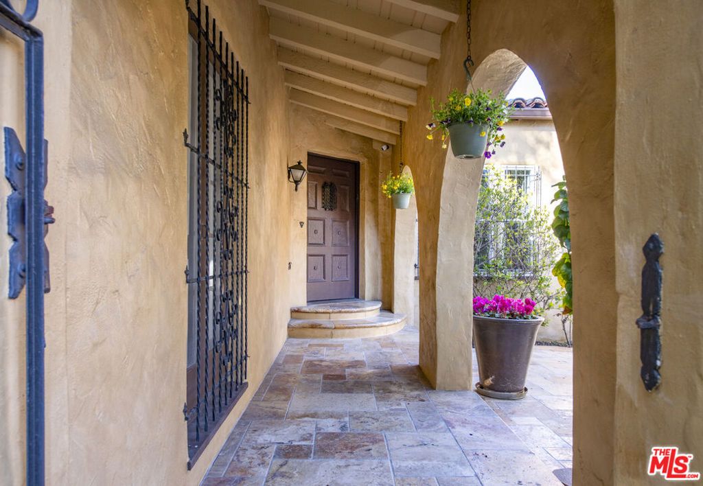 Image 7 of property listing at 6427 Lindenhurst Avenue, Los Angeles, CA 90048