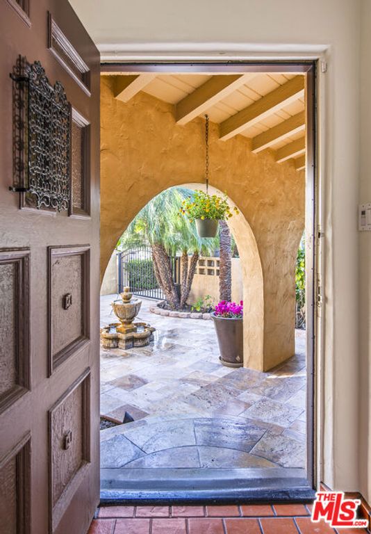 Image 9 of property listing at 6427 Lindenhurst Avenue, Los Angeles, CA 90048