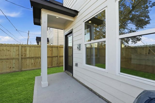 530 N 4th Street, La Porte, TX 77571