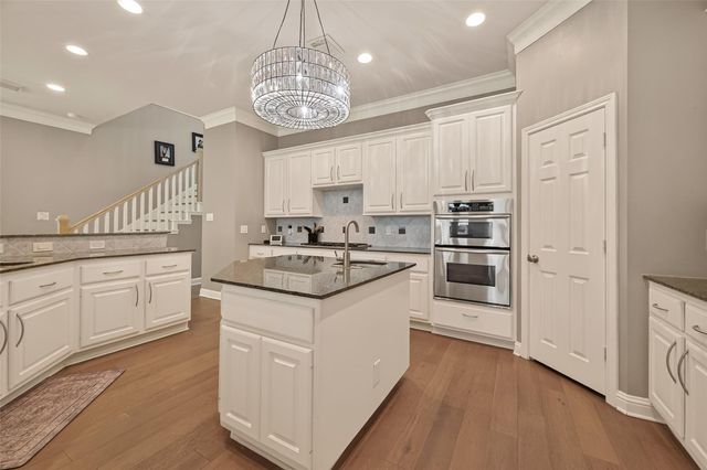 5335 Fairdale Lane, Houston, TX 77056