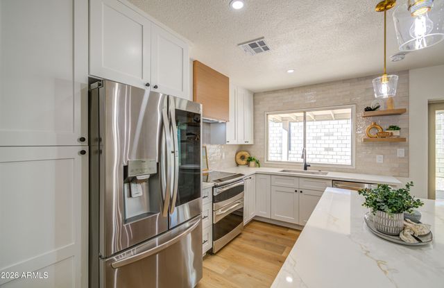 2520 E DAHLIA Drive, Phoenix, AZ 85032