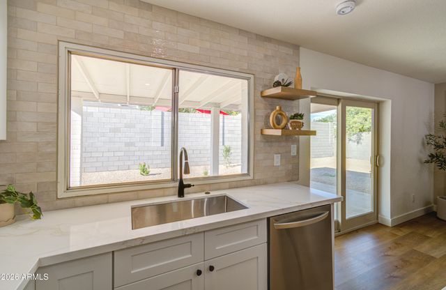 2520 E DAHLIA Drive, Phoenix, AZ 85032