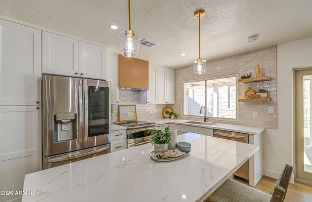 2520 E DAHLIA Drive, Phoenix, AZ 85032