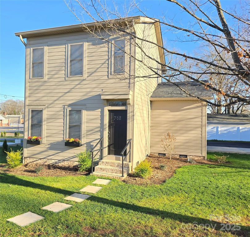 768 8th Street NE, Hickory, NC 28601