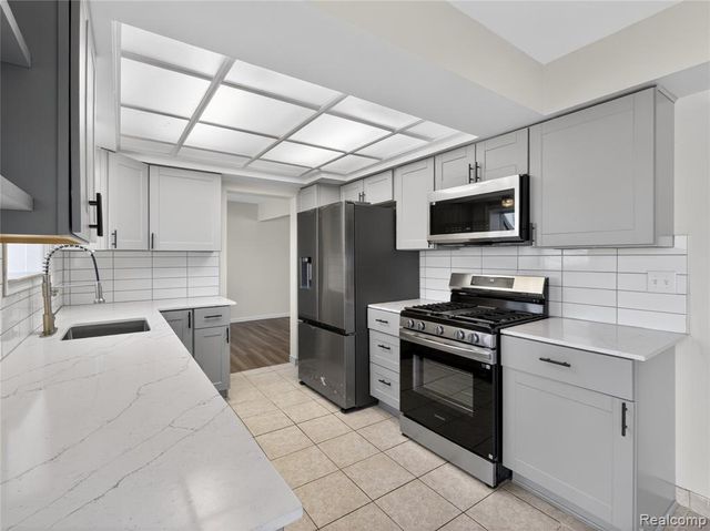 4667 Bloomfield Drive, Sterling Heights, MI 48310