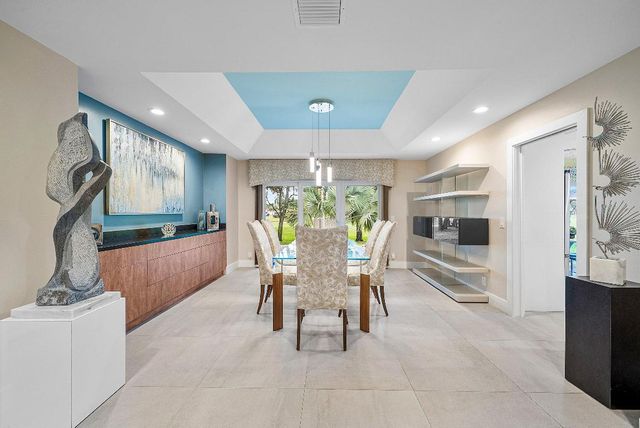 24 Oaks Lane, Boynton Beach, FL 33436