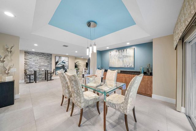 24 Oaks Lane, Boynton Beach, FL 33436