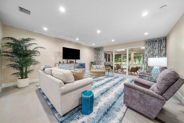 24 Oaks Lane, Boynton Beach, FL 33436