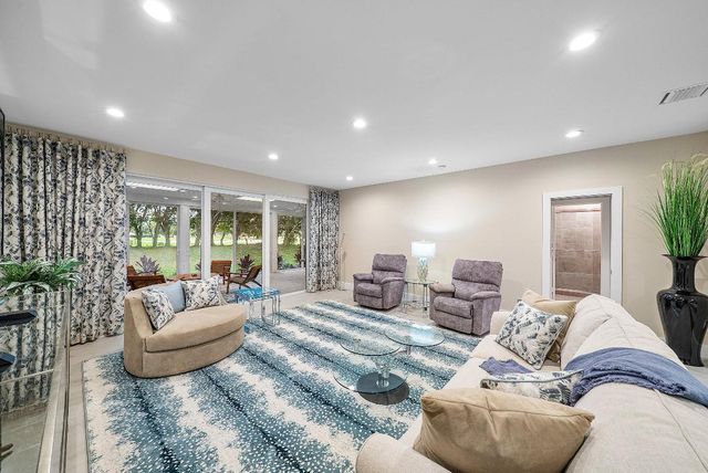 24 Oaks Lane, Boynton Beach, FL 33436