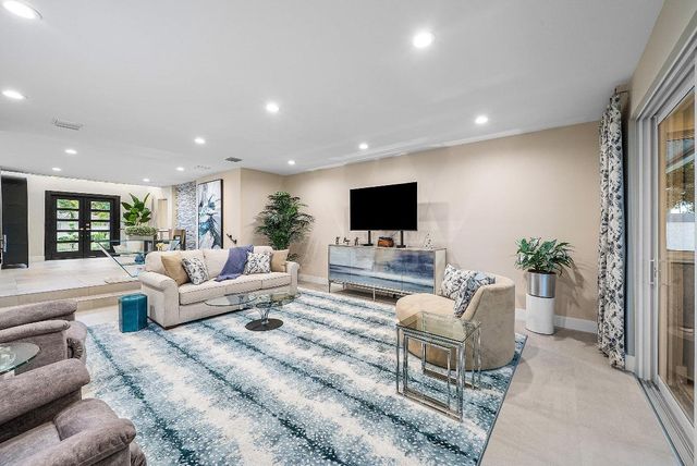 24 Oaks Lane, Boynton Beach, FL 33436