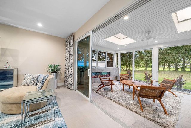 24 Oaks Lane, Boynton Beach, FL 33436