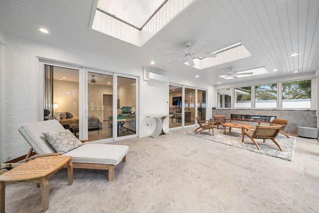 24 Oaks Lane, Boynton Beach, FL 33436